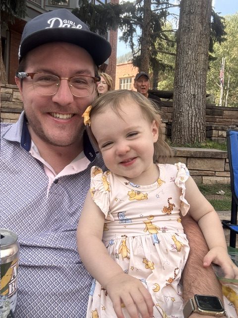 Luke Armstrong, antiguo paciente, y su hija